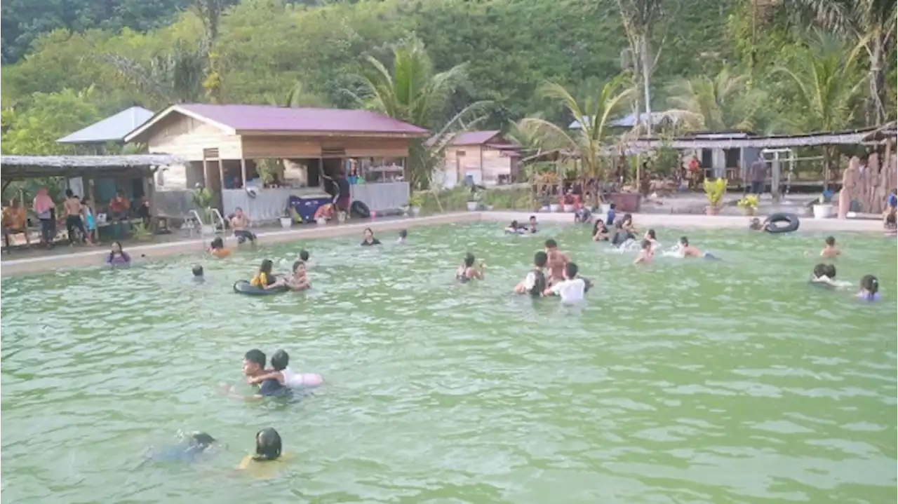 Cuaca Panas di Tapteng, Warga Ramai-Ramai ke Kolam Renang