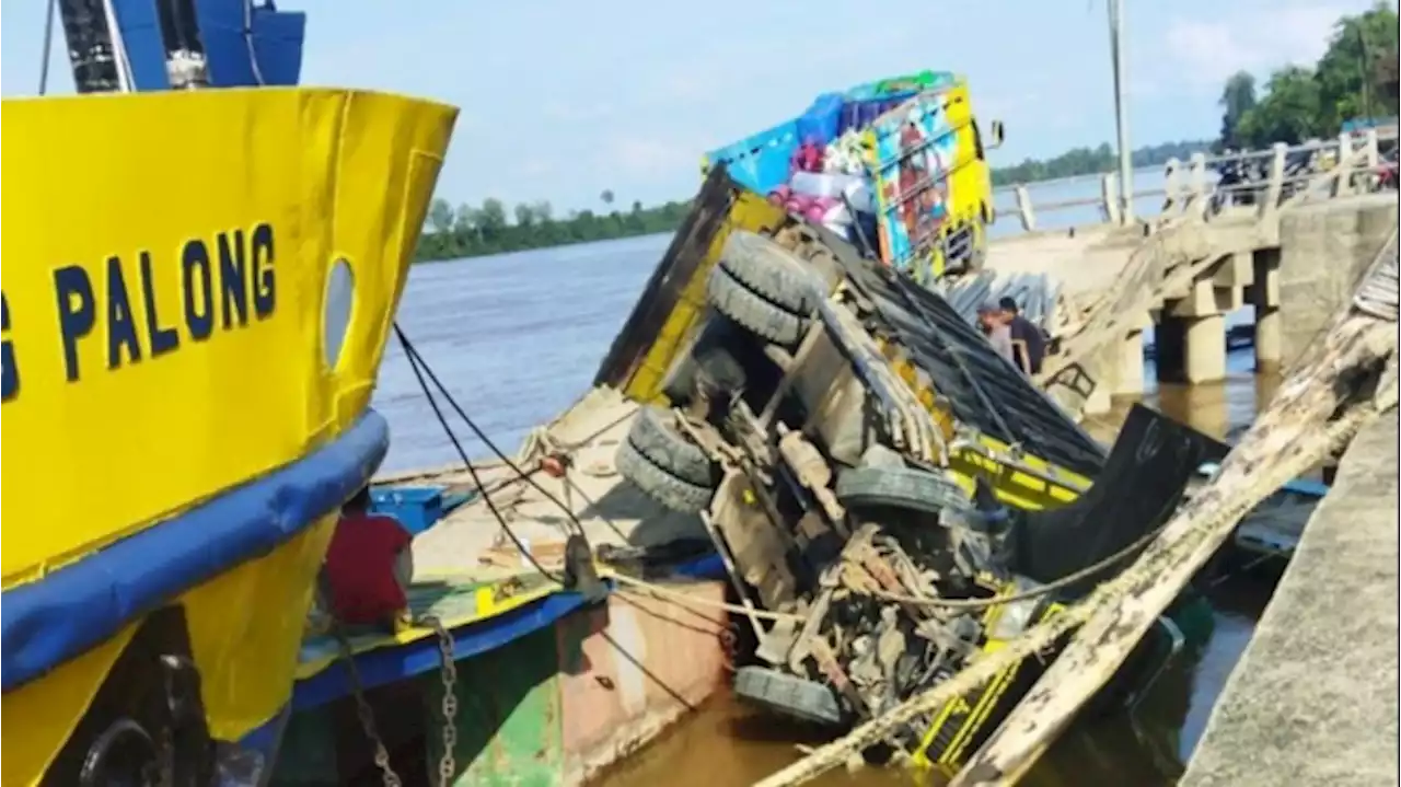 Hendak Naik Kapal Feri, Truk Bermuatan Logistik dan Bahan bangunan Terguling