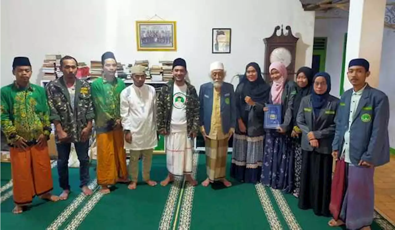 Santri Dukung Ganjar Silaturahmi ke Abuya Muhtadi Pandeglang