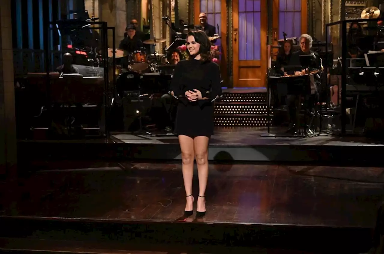 Selena Gomez Nails Miley Cyrus Impression, Sings ‘Barney’ Song During ‘SNL’ Monologue: Watch