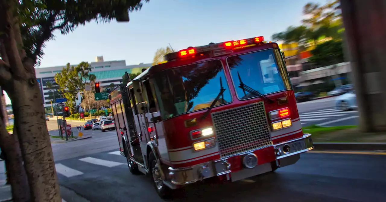 Multiple vehicles, mobile homes damaged after tree fire spreads to carport in Fullerton