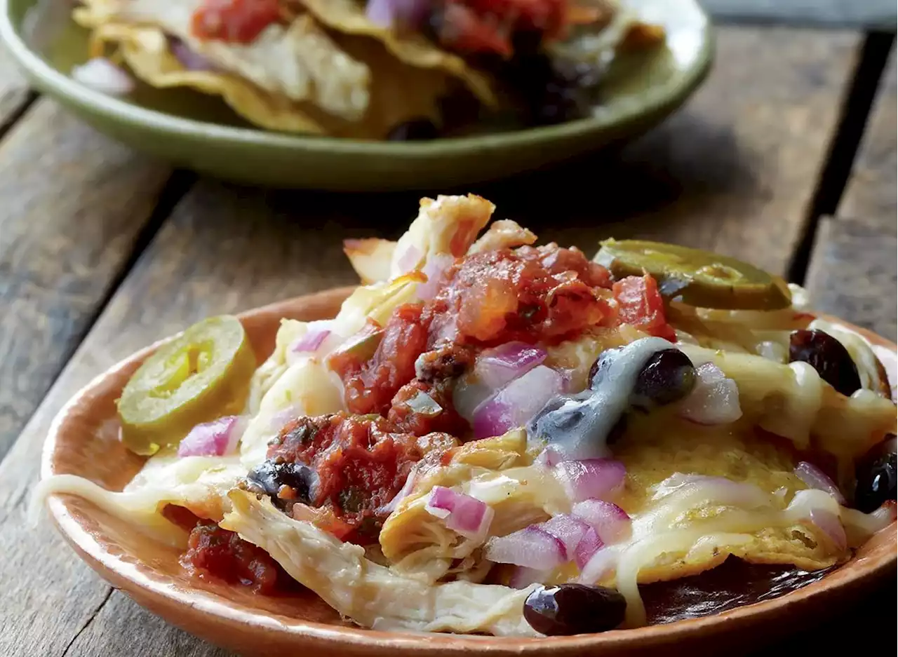 Low-Calorie Chicken and Black Bean Nachos Recipe — Eat This Not That