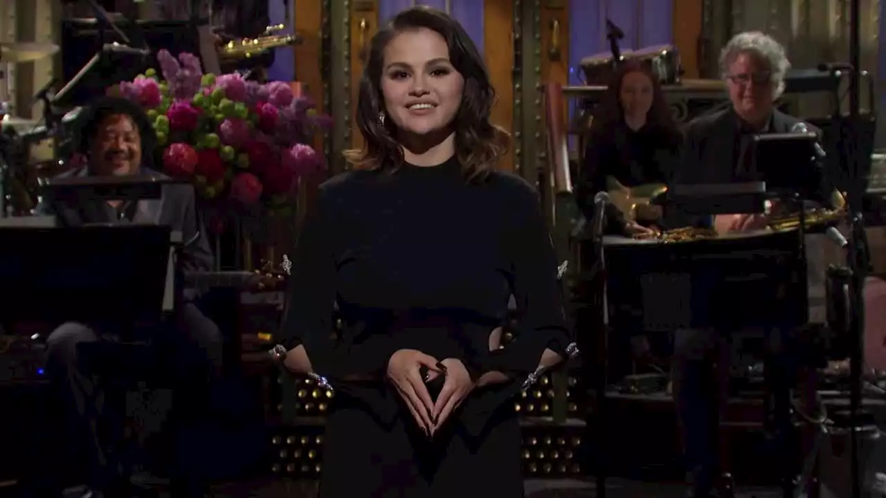 'SNL': Selena Gomez Jokes About Being Single and 'Manifesting Love'