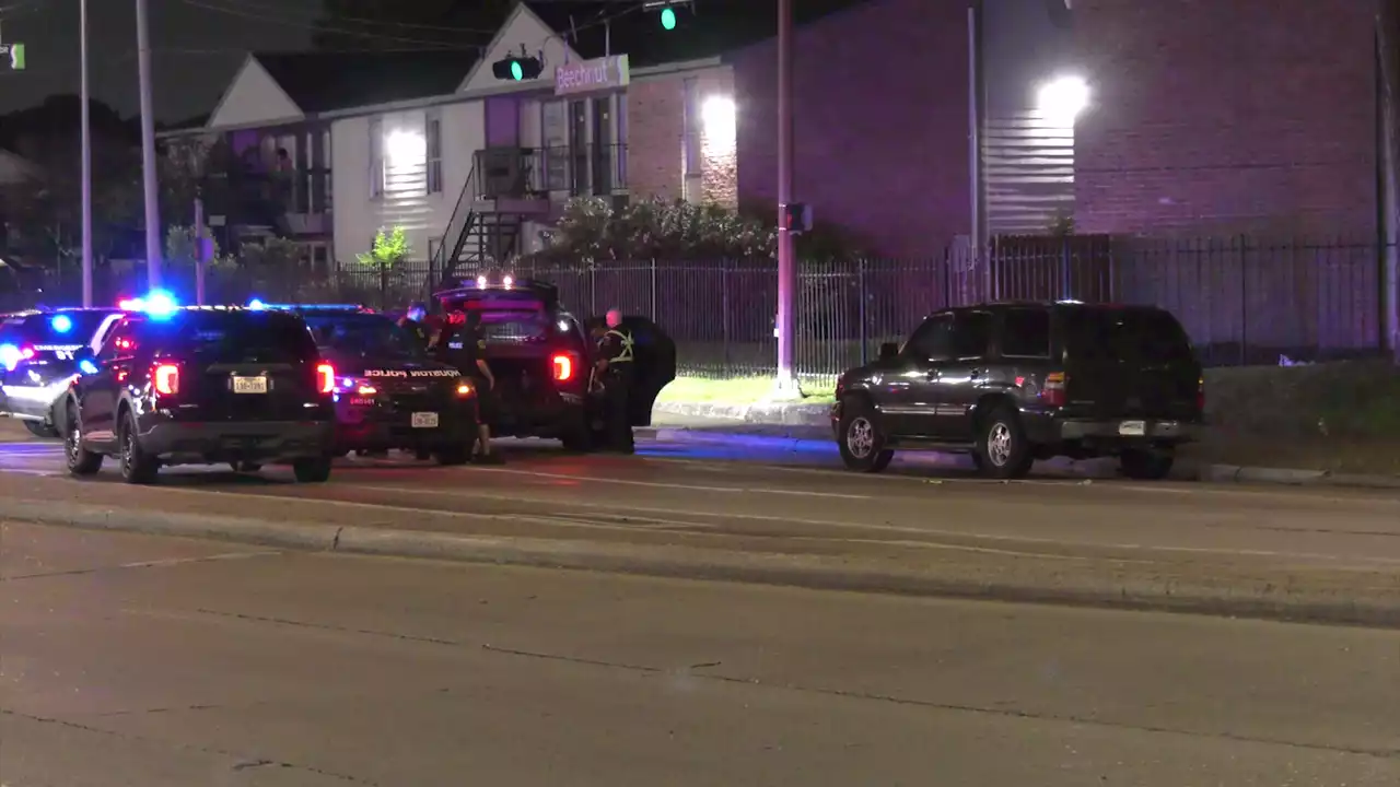 Auto-pedestrian crash in west Houston under investigating