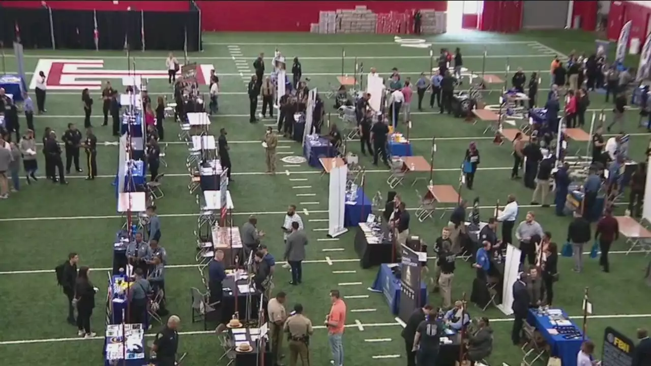 Hundreds turn out for law enforcement job fair at Temple University