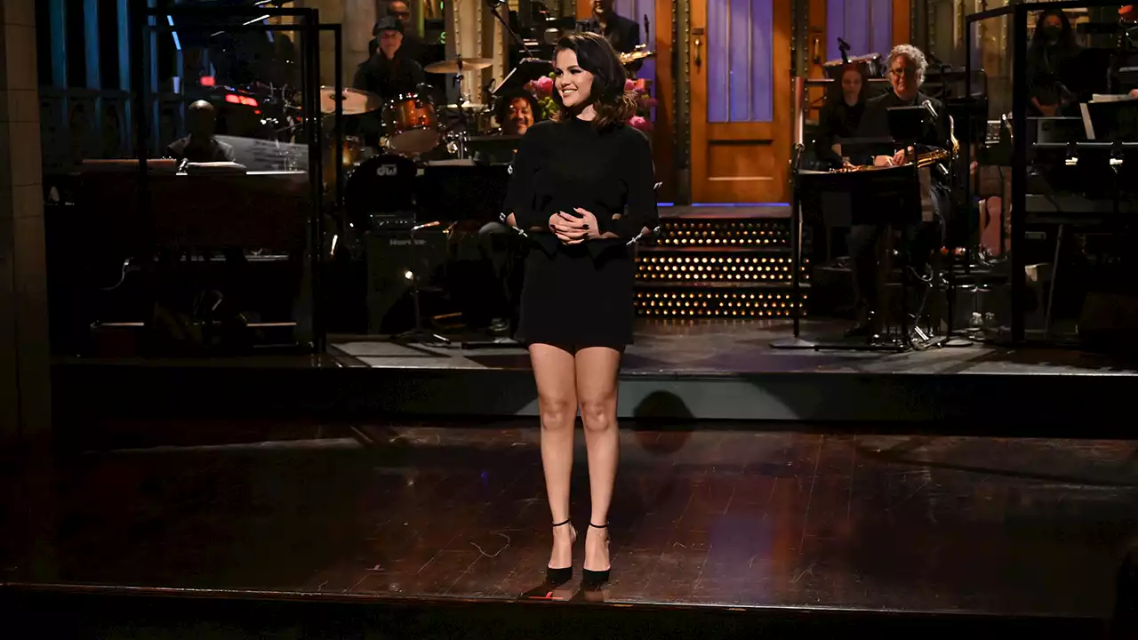 Selena Gomez jokes in 'SNL' monologue about finding her next partner: 'I'm manifesting love'