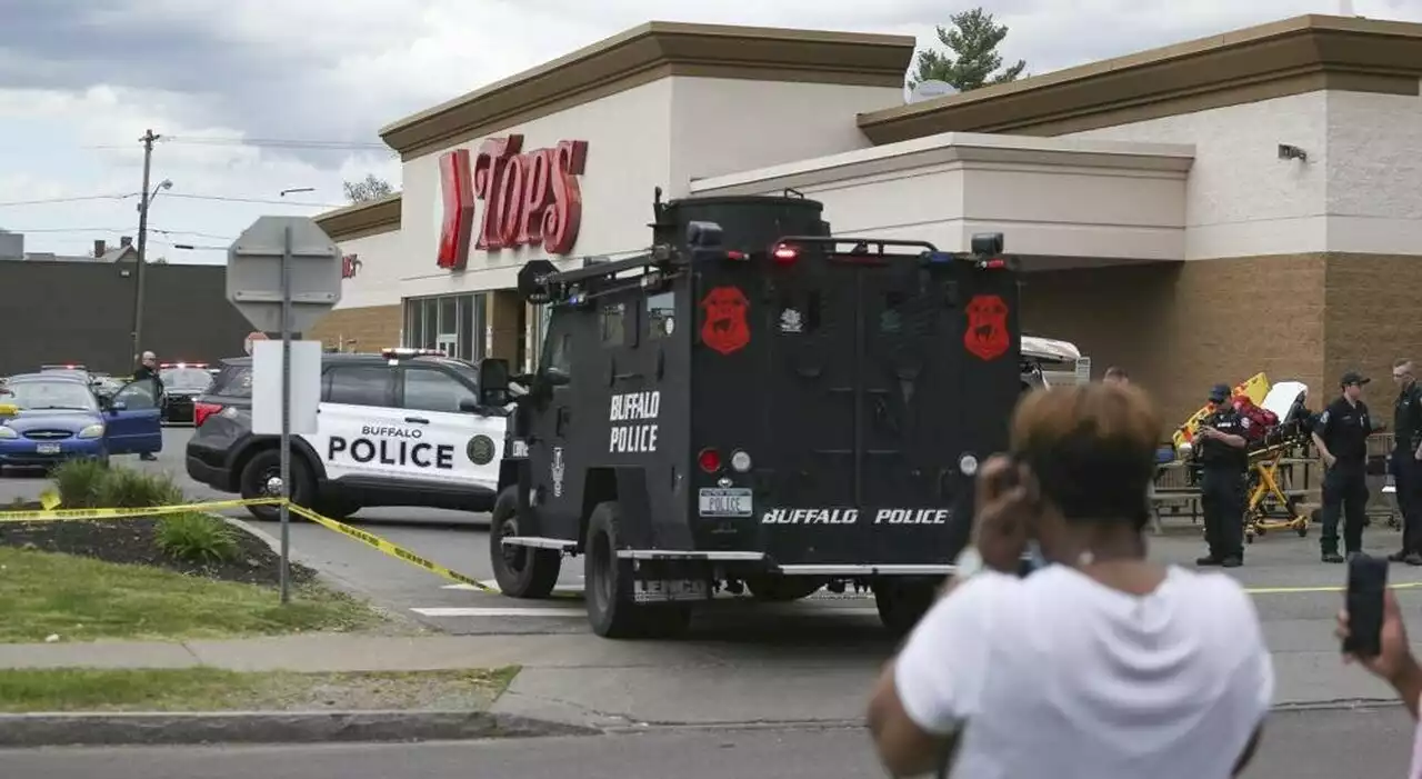 Buffalo, «suprematista bianco» spara e uccide 10 persone al supermercato (trasmettendo live su Twich)