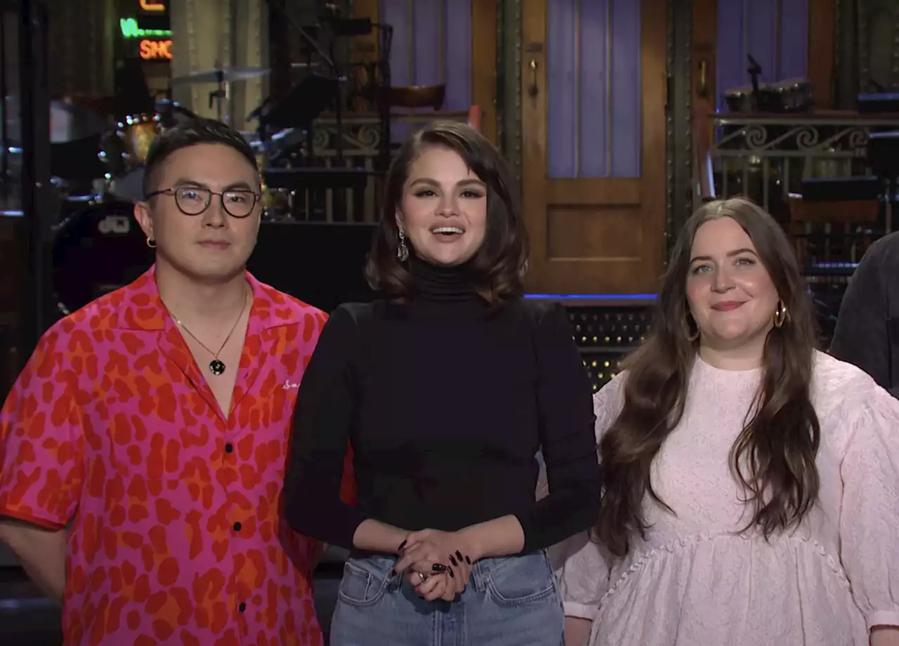 Selena Gomez confirms her relationship status in SNL opening monologue