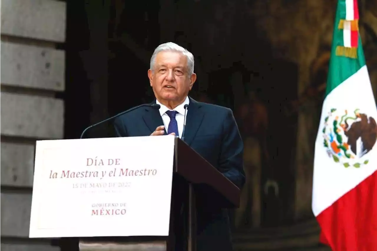 Celebra AMLO a maestros y anuncia que habrá mejora salarial