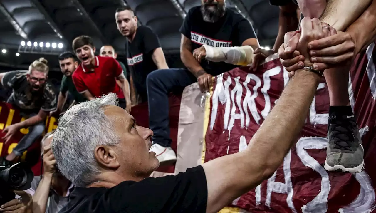 Mou l'illusionista, portato in trionfo nonostante i risultati. Cosa ci dice del calcio (e di noi) quello strano giro di campo finale all'Olimpico