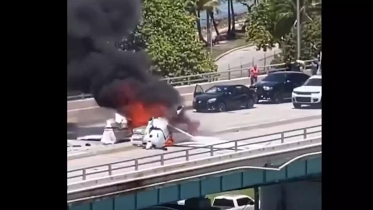 Miami: el impactante momento en que una avioneta cae y choca contra un auto en un puente