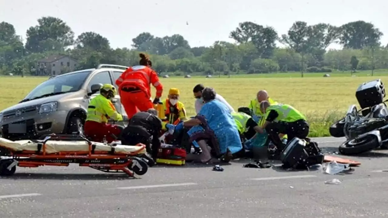 Finisce con la moto contro la fiancata di una Panda: morto un uomo di 54 anni