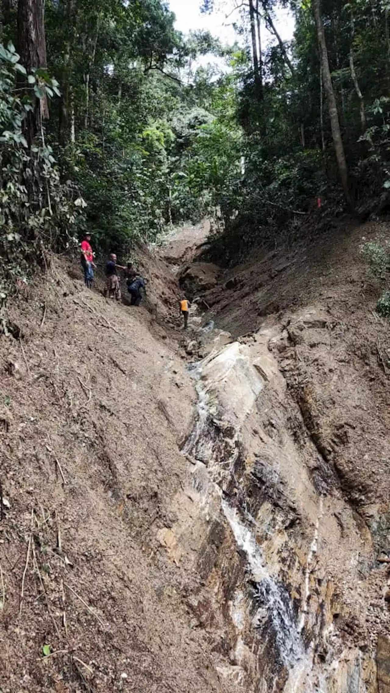 Dua pendaki hilang dihanyutkan kepala air