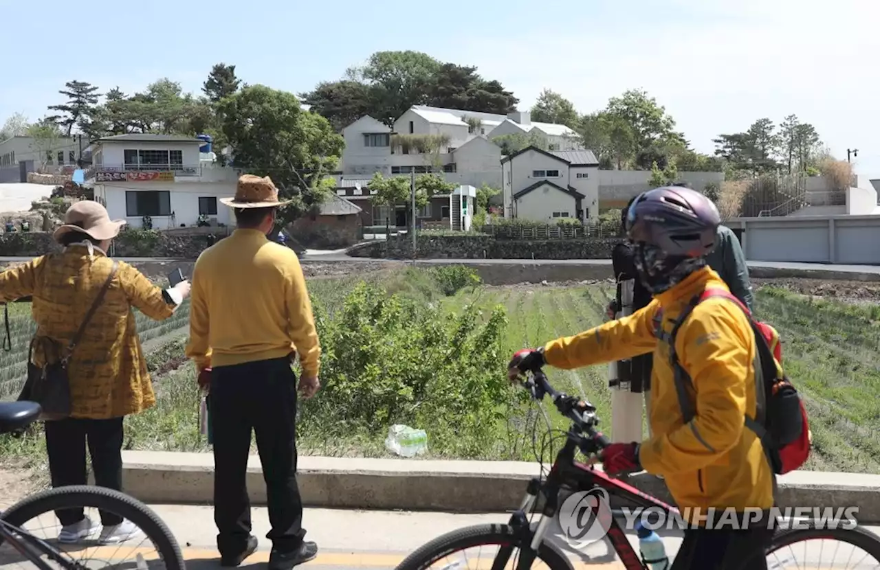 文 전대통령 '확성기 소음·욕설 반지성이 시골 마을 평온 깨' | 연합뉴스