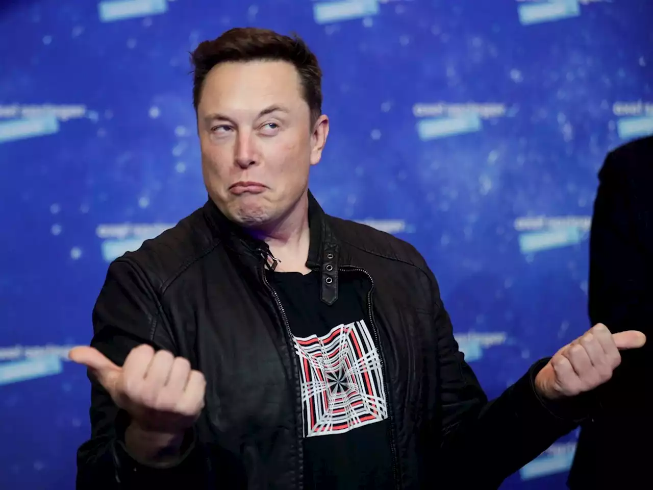 Twitter CEO explains why finding bots in a random sample of 100 users won't work. Elon Musk replies with poop emoji. | Businessinsider