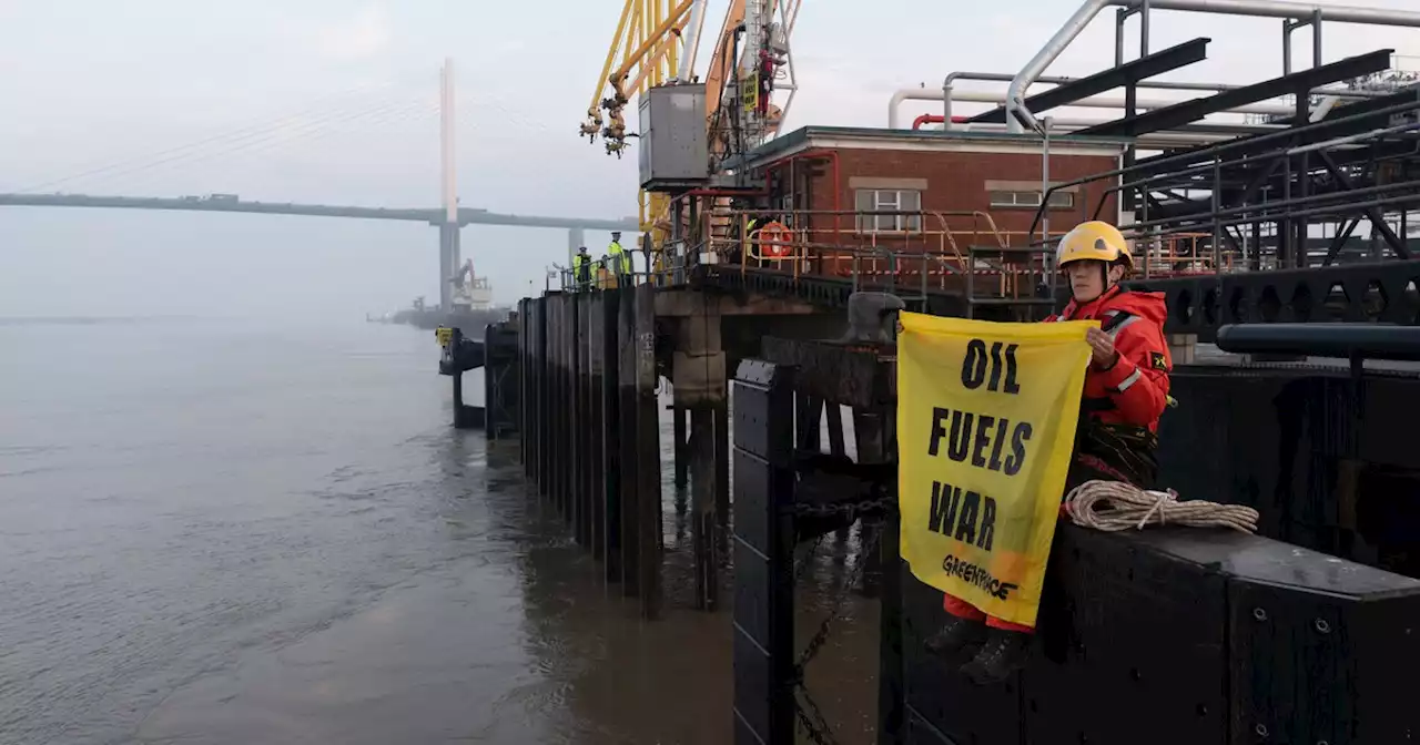 'Oil Fuels War': Greenpeace Activists Block Tanker Carrying Russian Diesel to UK