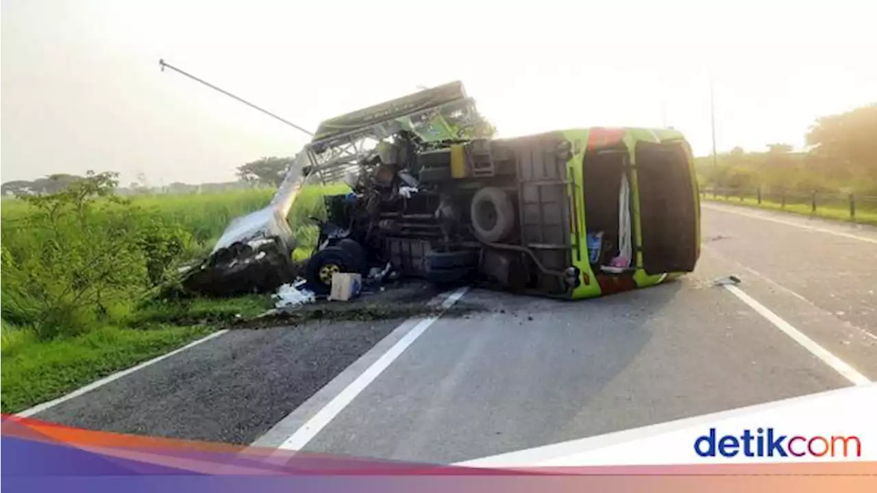 Bus Pariwisata Tabrak Tiang VMS di Tol Sumo, 11 Orang Tewas