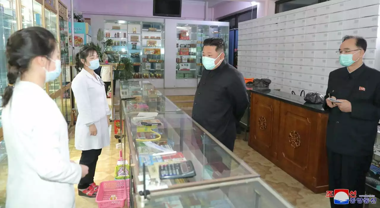 Covid, Corea del Nord in crisi: 400mila casi in un giorno. Seul offre farmaci e vaccini ma Kim Jong Un non risponde e mobilita l'esercito