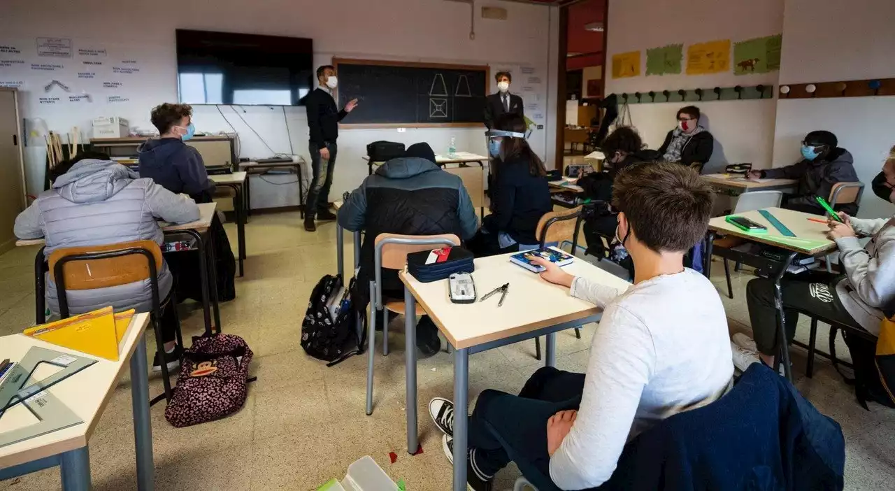 Mascherine a scuola, il sottosegretario Sasso: «Fa troppo caldo, è ora di togliere l'obbligo»