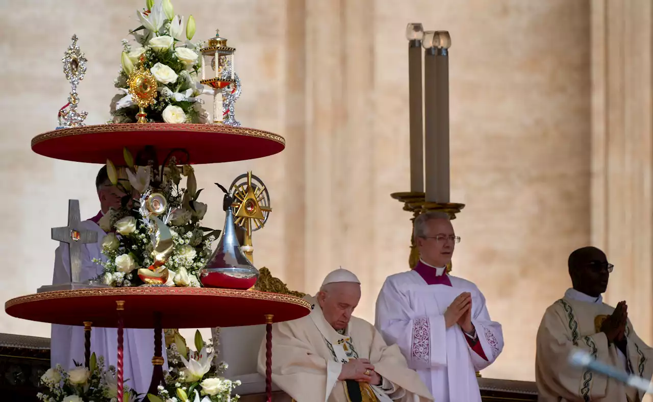 Pope rallies from knee pain to proclaim 10 new saints