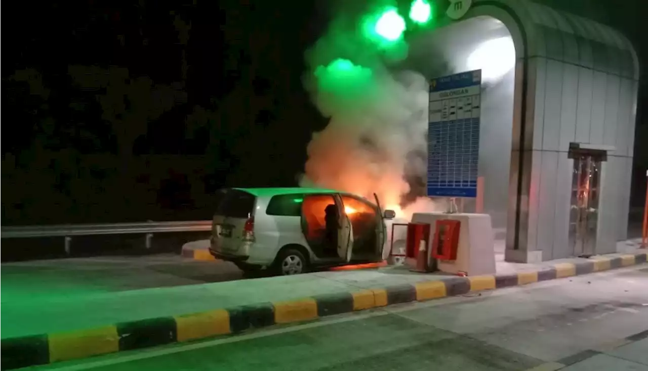 Kijang Innova Terbakar di Gerbang Tol Kota Baru, Begini Kondisinya