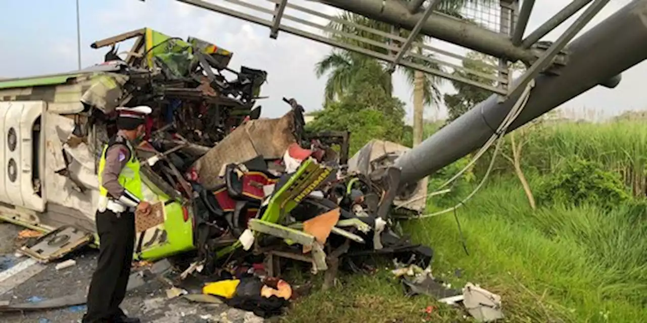 Korban Meninggal Kecelakaan Bus di Tol Surabaya-Mojokerto Bertambah jadi 14 Orang | merdeka.com