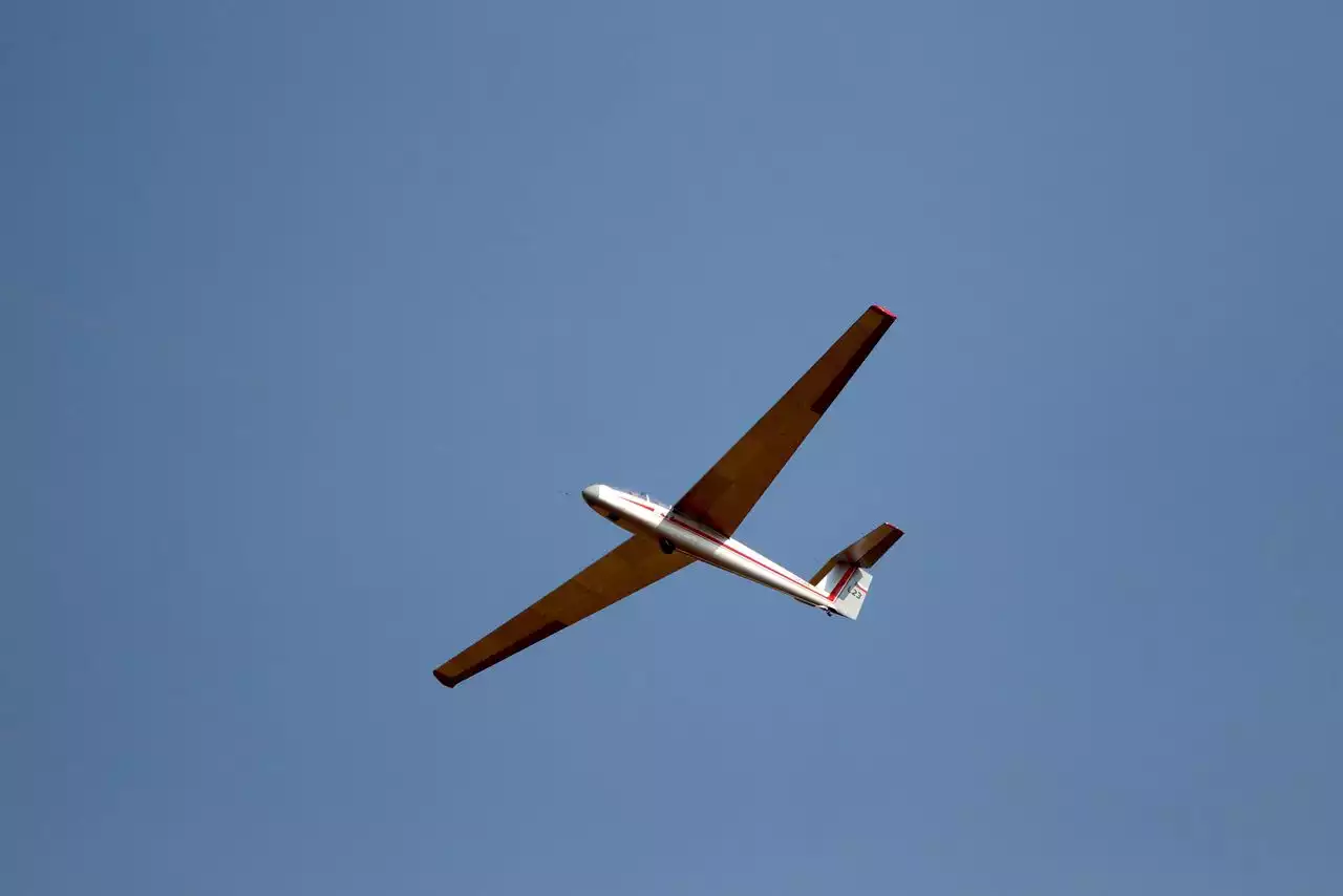 Glider crashes into trees near N.J. airport