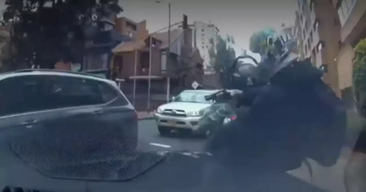 Impactante video: así fue como conductor de lujoso auto embistió a ladrones que le dispararon