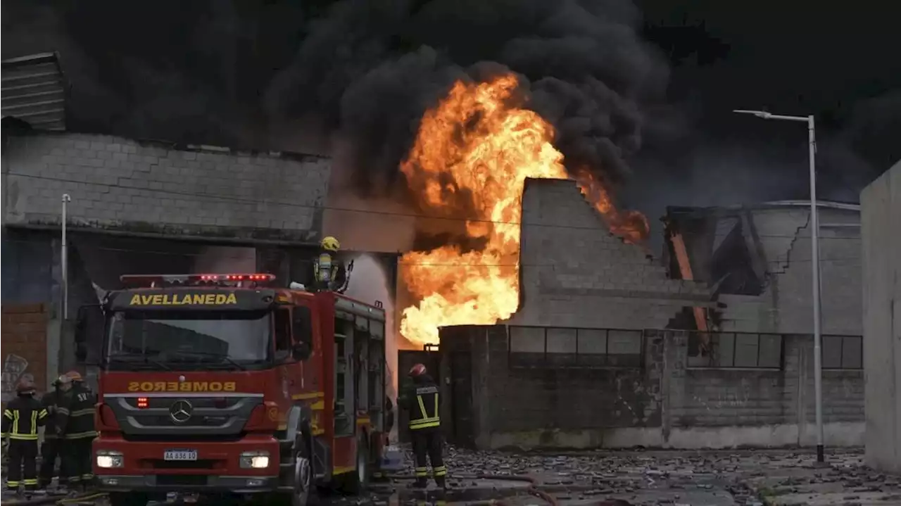 Feroz incendio en Avellaneda: cuatro fábricas afectadas y masiva evacuación de la zona