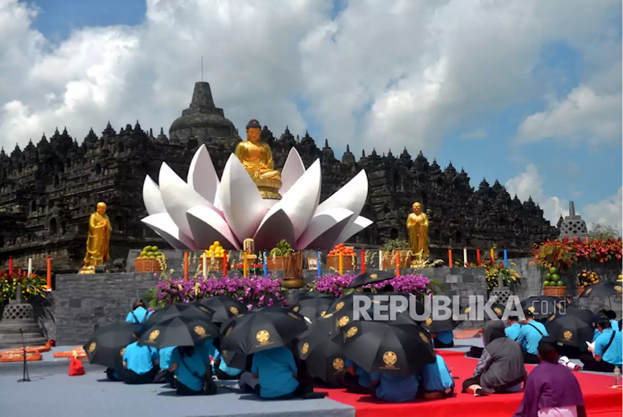 Umat Buddha Lakukan Detik-detik Waisak di Pelataran Candi Borobudur |Republika Online