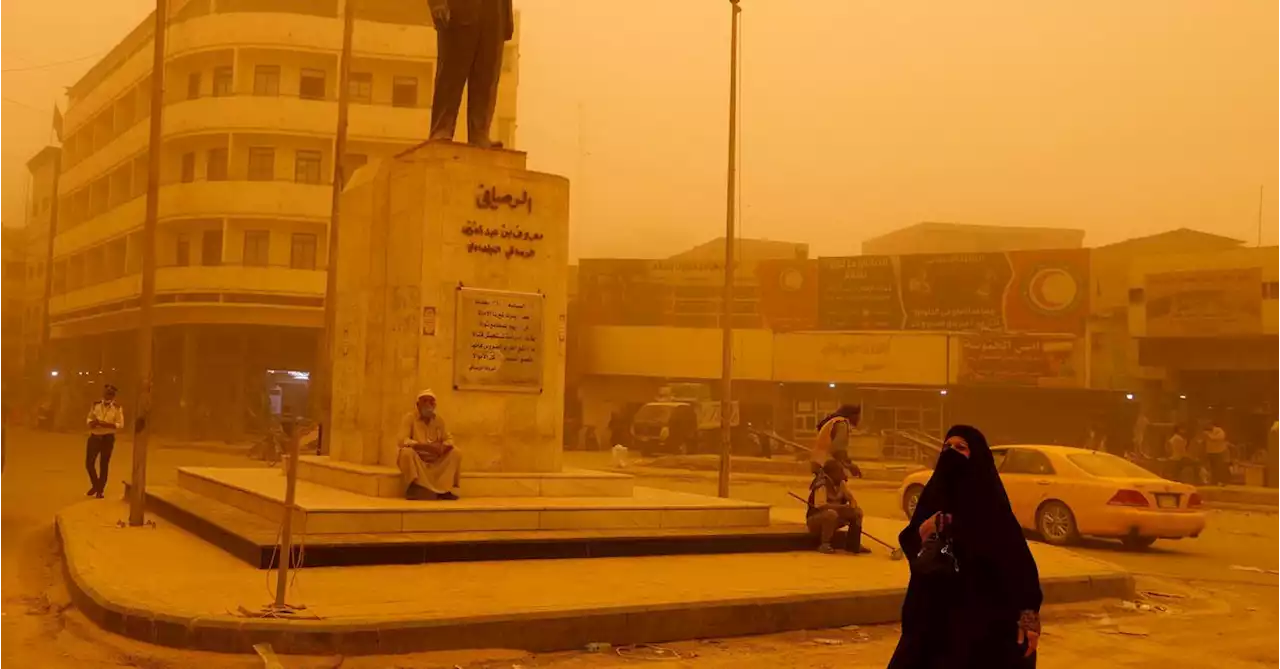 Sandstorm closes schools, offices and halts flights in Iraq