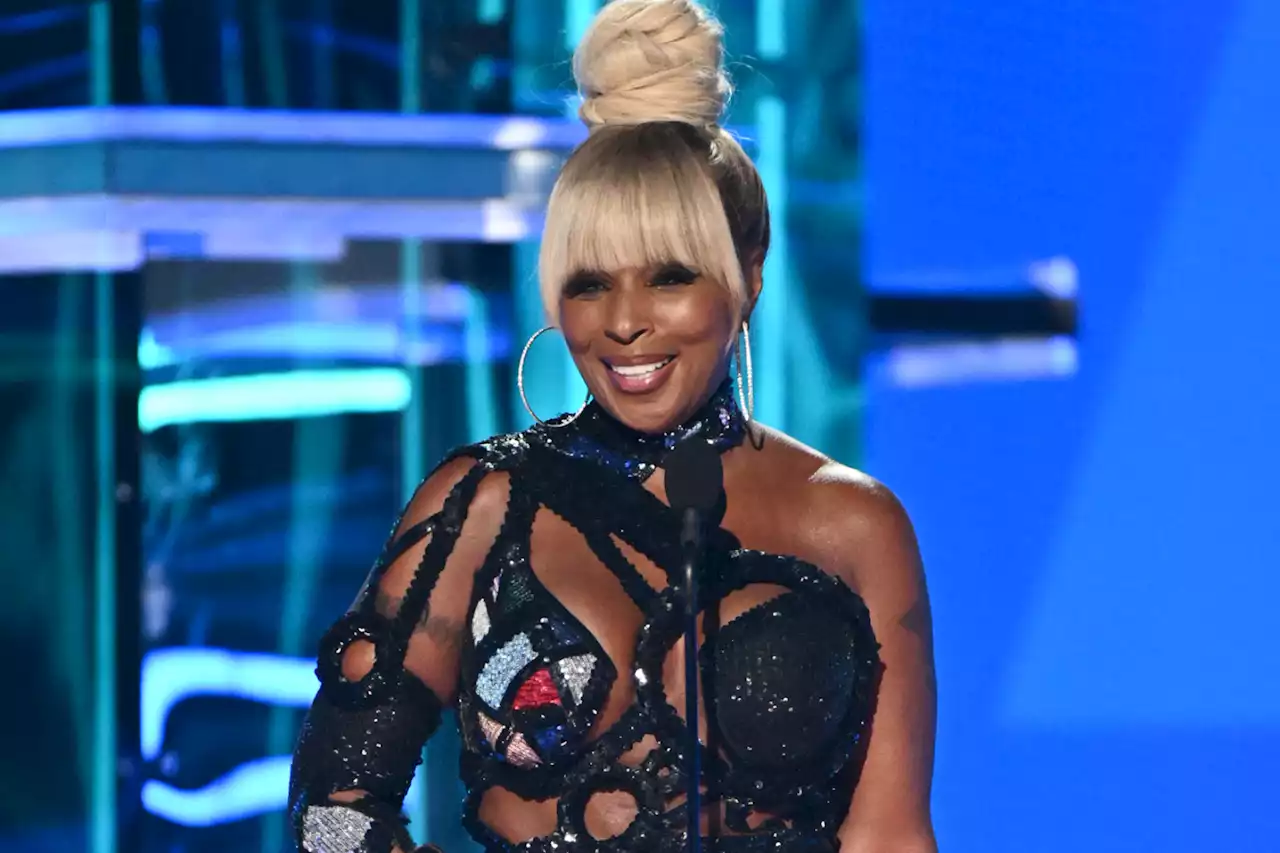 Janet Jackson Presents Mary J. Blige With Icon Award at the Billboard Music Awards