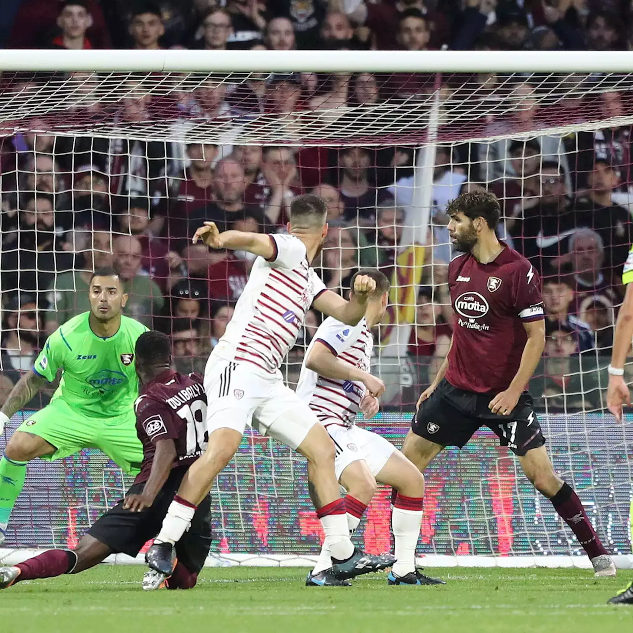 Salernitana e Cagliari, si salvi chi pu&ograve;: la salvezza racchiusa in 90&#39;