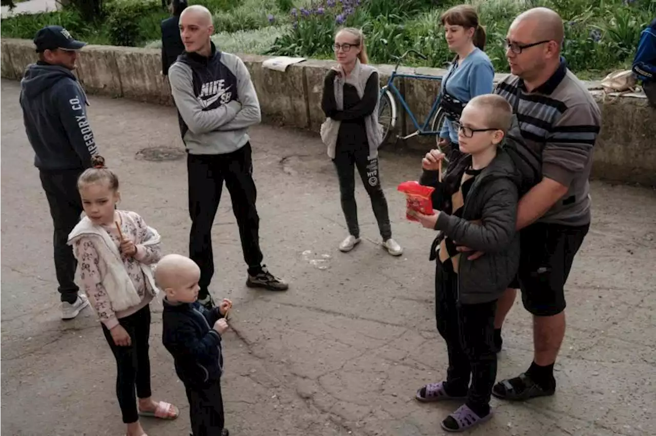 Shell-shocked families refuse evacuation from Ukraine front