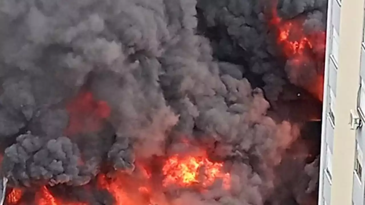 Impactante incendio provoca una inmensa columna de humo en Avellaneda