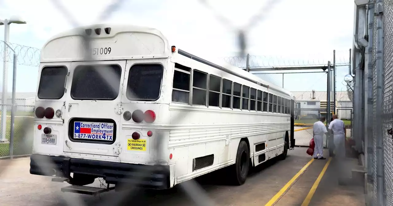 Four days after audacious escape from prison bus, Texas still hasn’t found convicted murderer