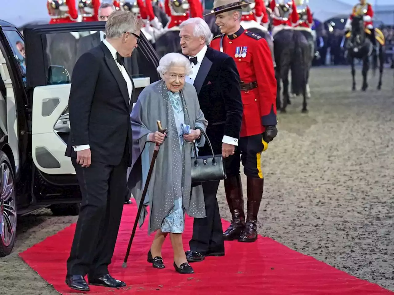 Queen Elizabeth attends star-studded horse show finale, with help from RCMP