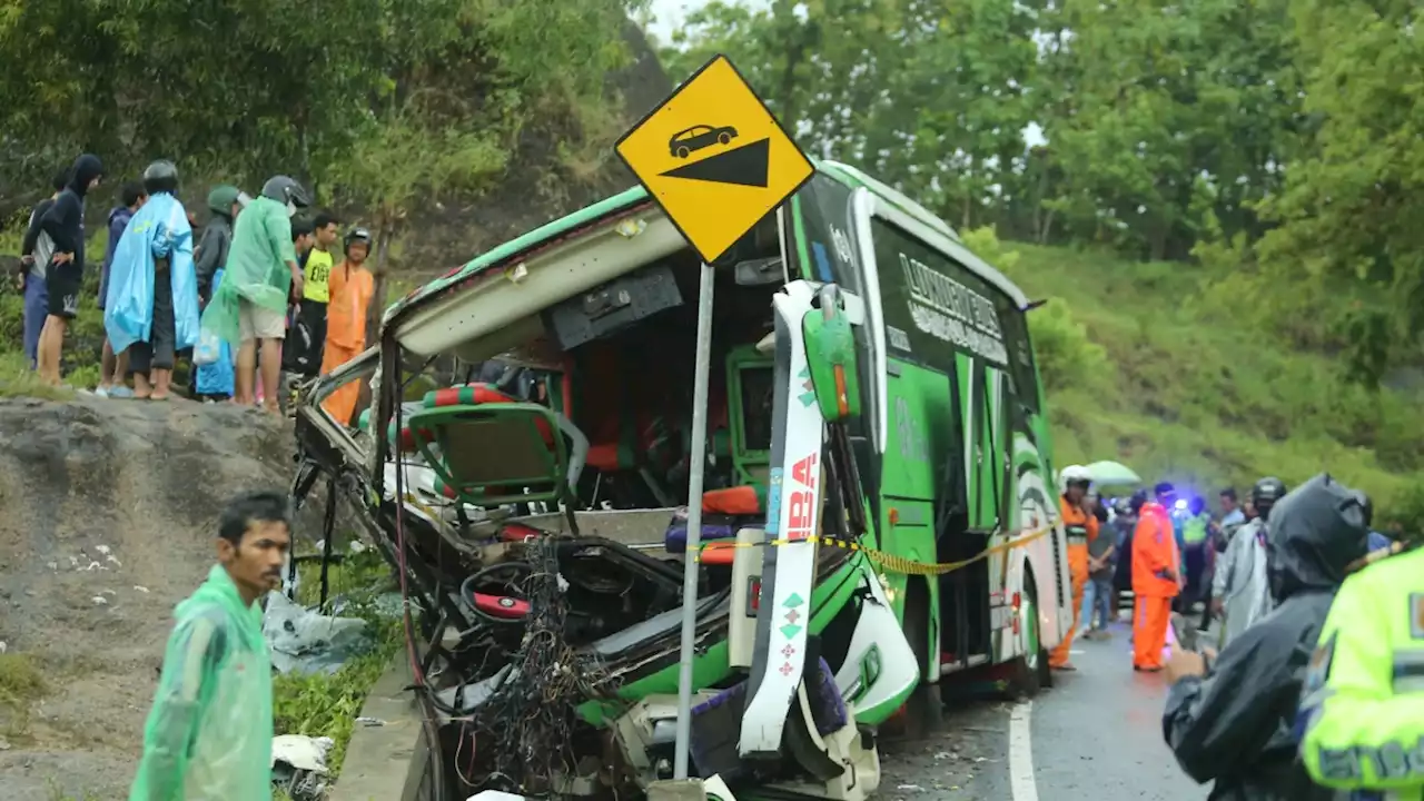 Bus Wisata Tabrak Papan Reklame di Mojokerto, 14 Orang Tewas