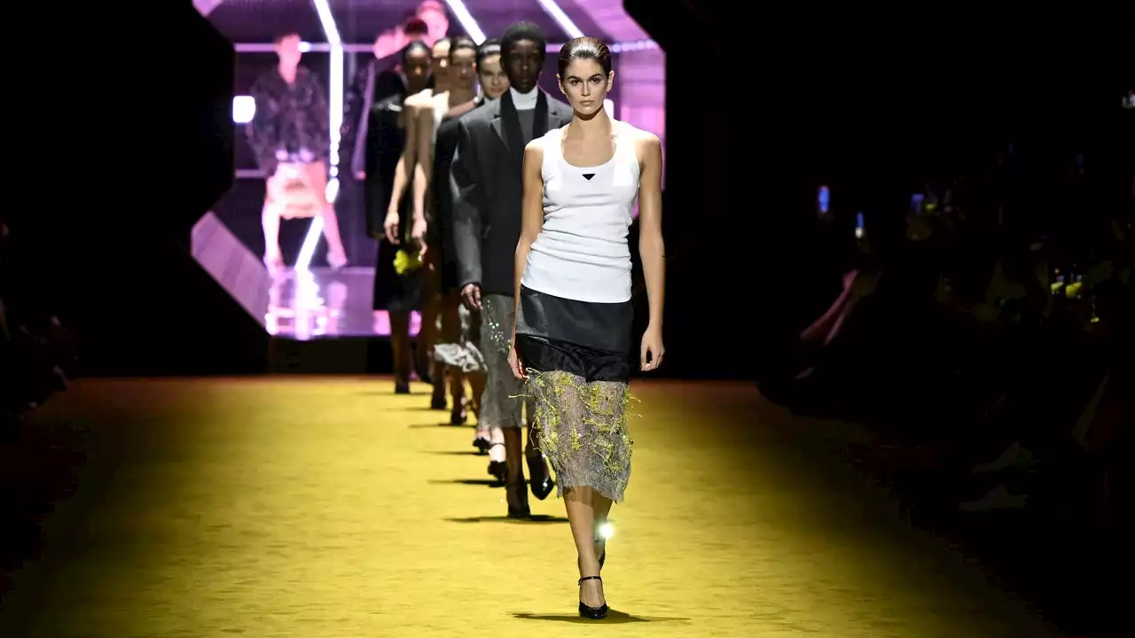 Prada e il ritorno della canottiera (firmata): il tank top abbinato alle gonne da sera