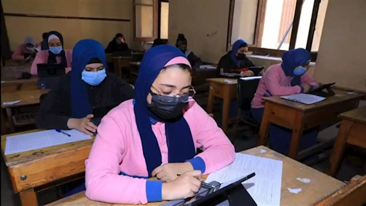 طلاب ثانية ثانوي يؤدون امتحان اللغة الأجنبية الأولى إلكترونيا