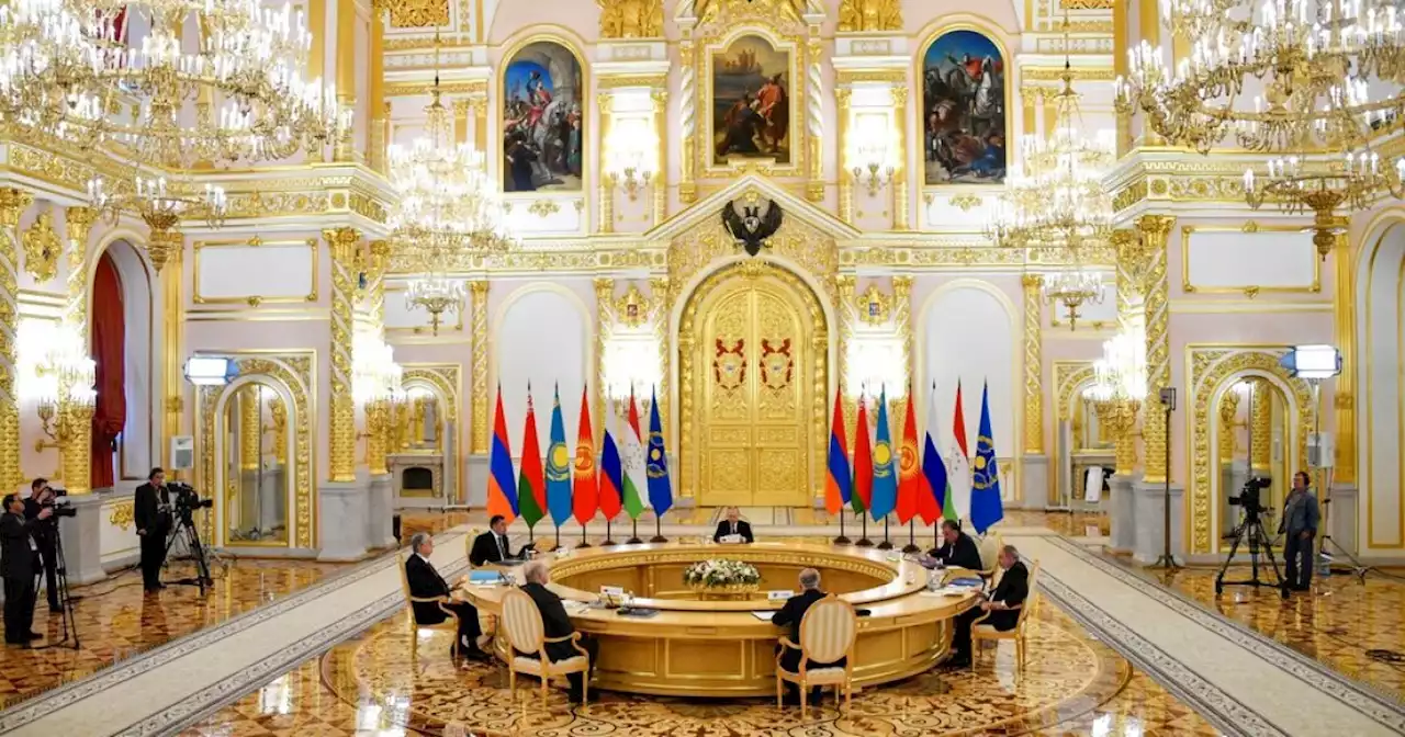 Putin photographed at 'long but round' table after health rumors