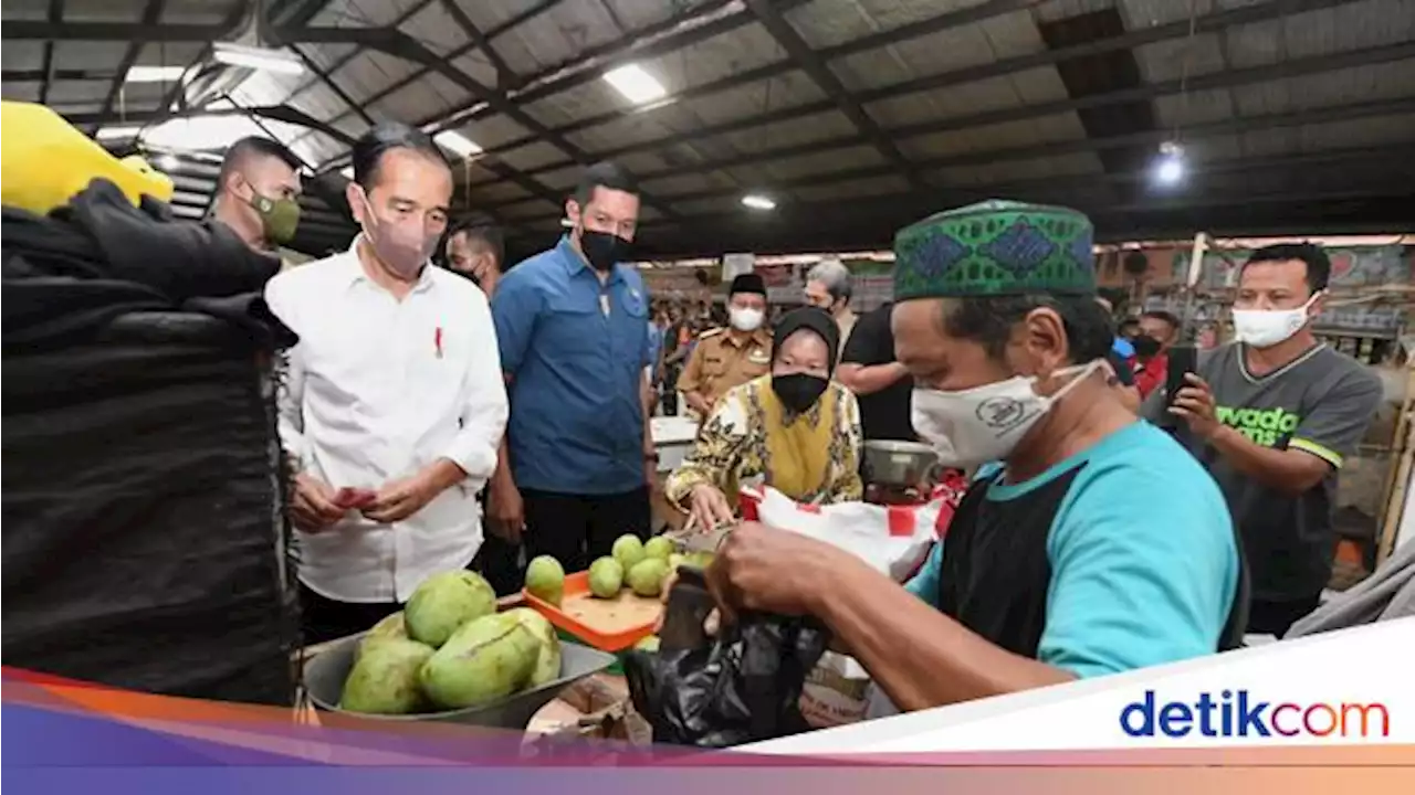 Bareng Mensos-Wagub Jabar, Jokowi Blusukan Bagikan Bansos di Pasar Bogor