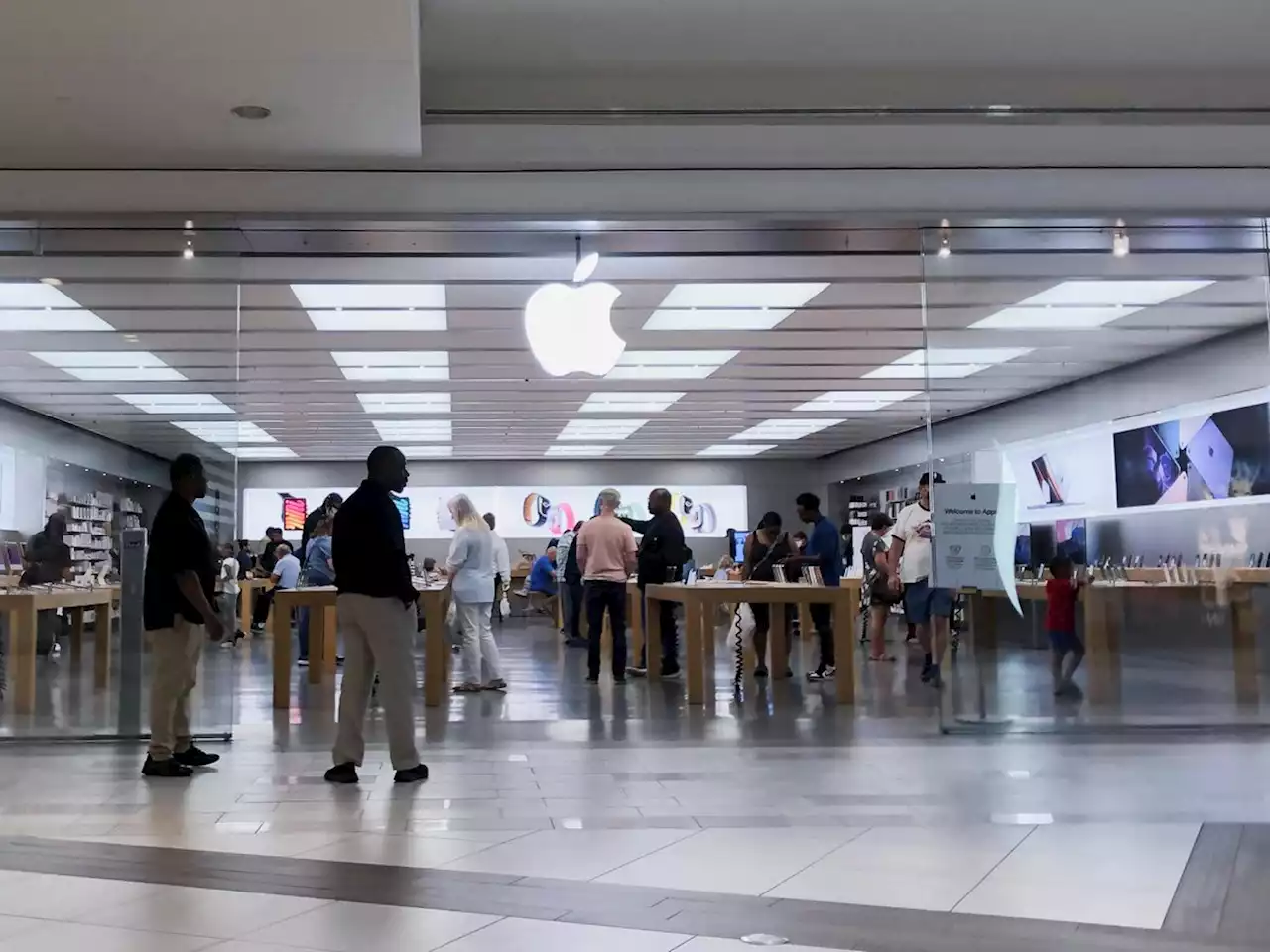 Apple Store employees accuse company of union busting | Engadget