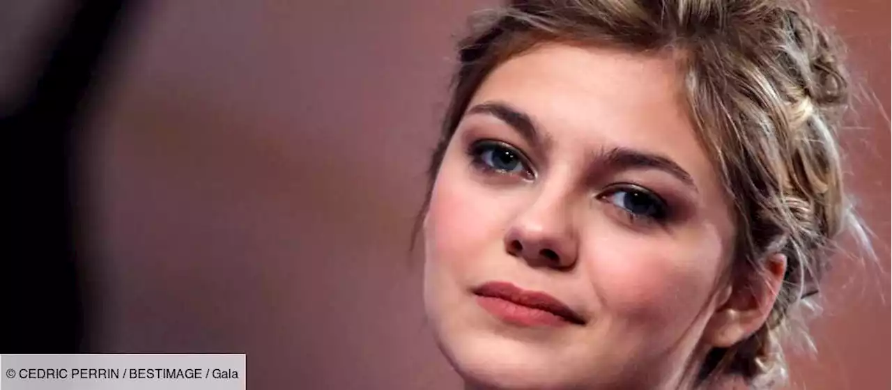 Louane émouvante sur la mort de ses parents : “Je prends encore des claques” - Gala