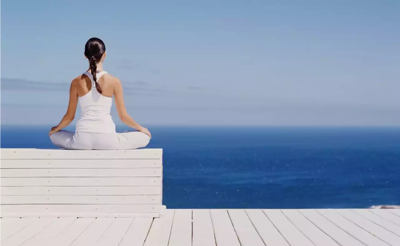 Ventre piatto con lo yoga: le posizioni più adatte per allenare i muscoli addominali - iO Donna