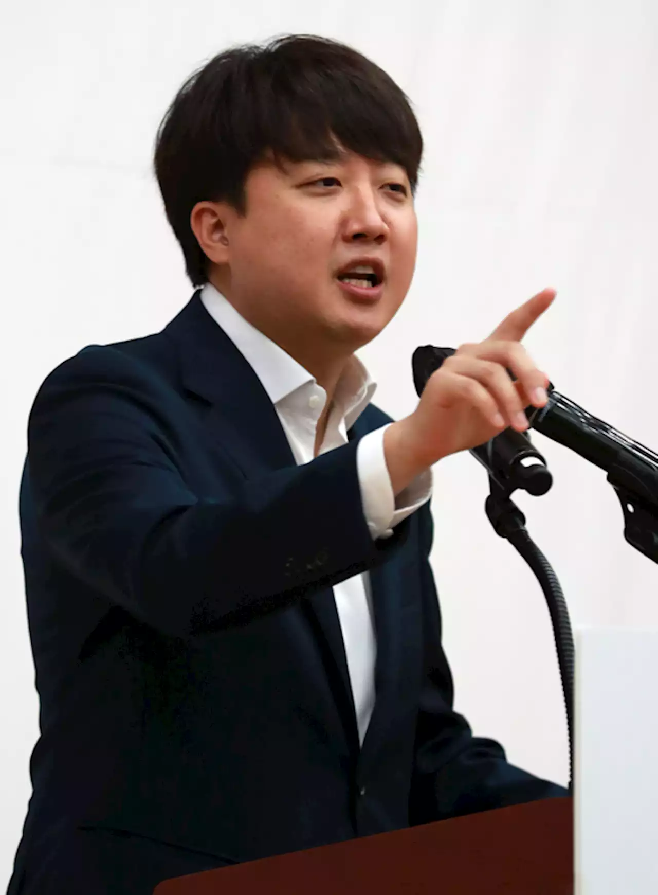 이준석, 강용석 겨냥 '대통령 선거개입 의혹 제기하는 세력과 단일화 없다'