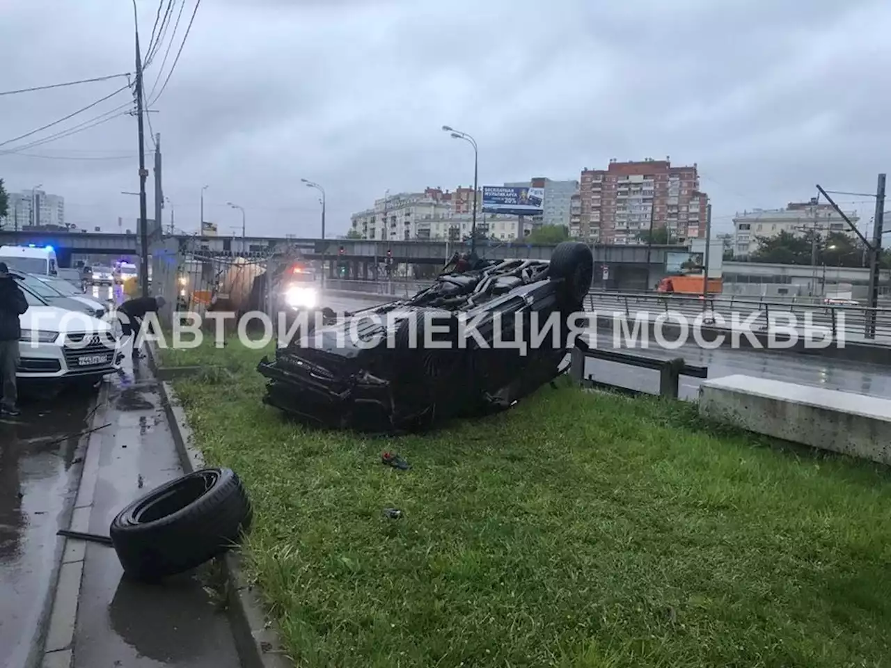 Лихач на Porsche Cayenne разбился насмерть на юге Москвы