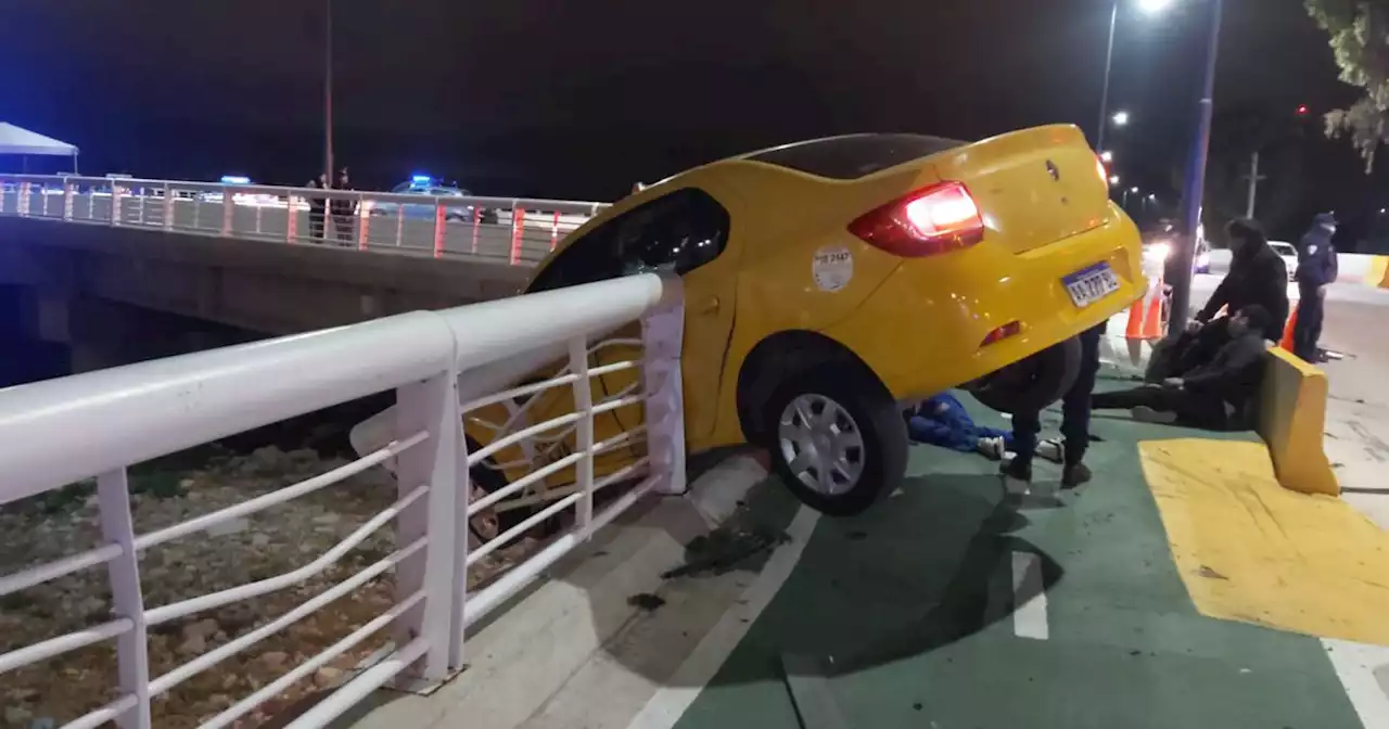 Impresionante: un taxi quedó colgando de un puente en Córdoba | Sucesos | La Voz del Interior