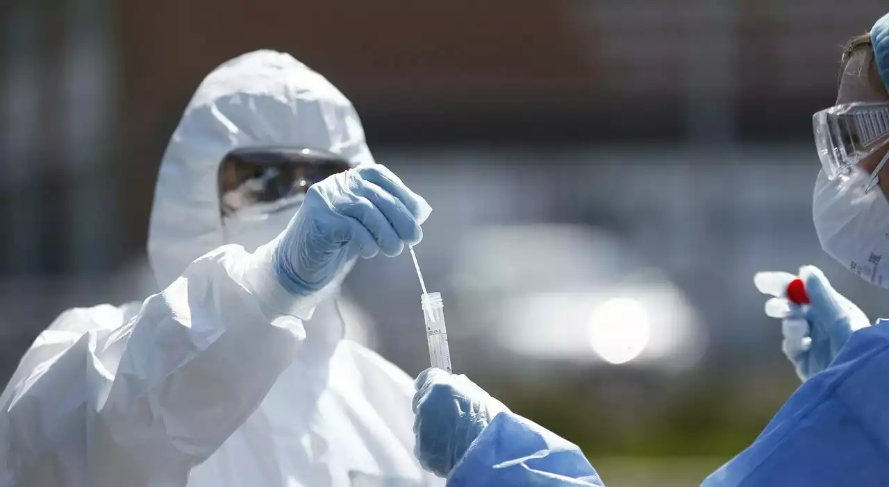 Lombardia, asintomatici da Covid sono il 46%. Pregliasco: «Sono un problema, diffondono il virus»