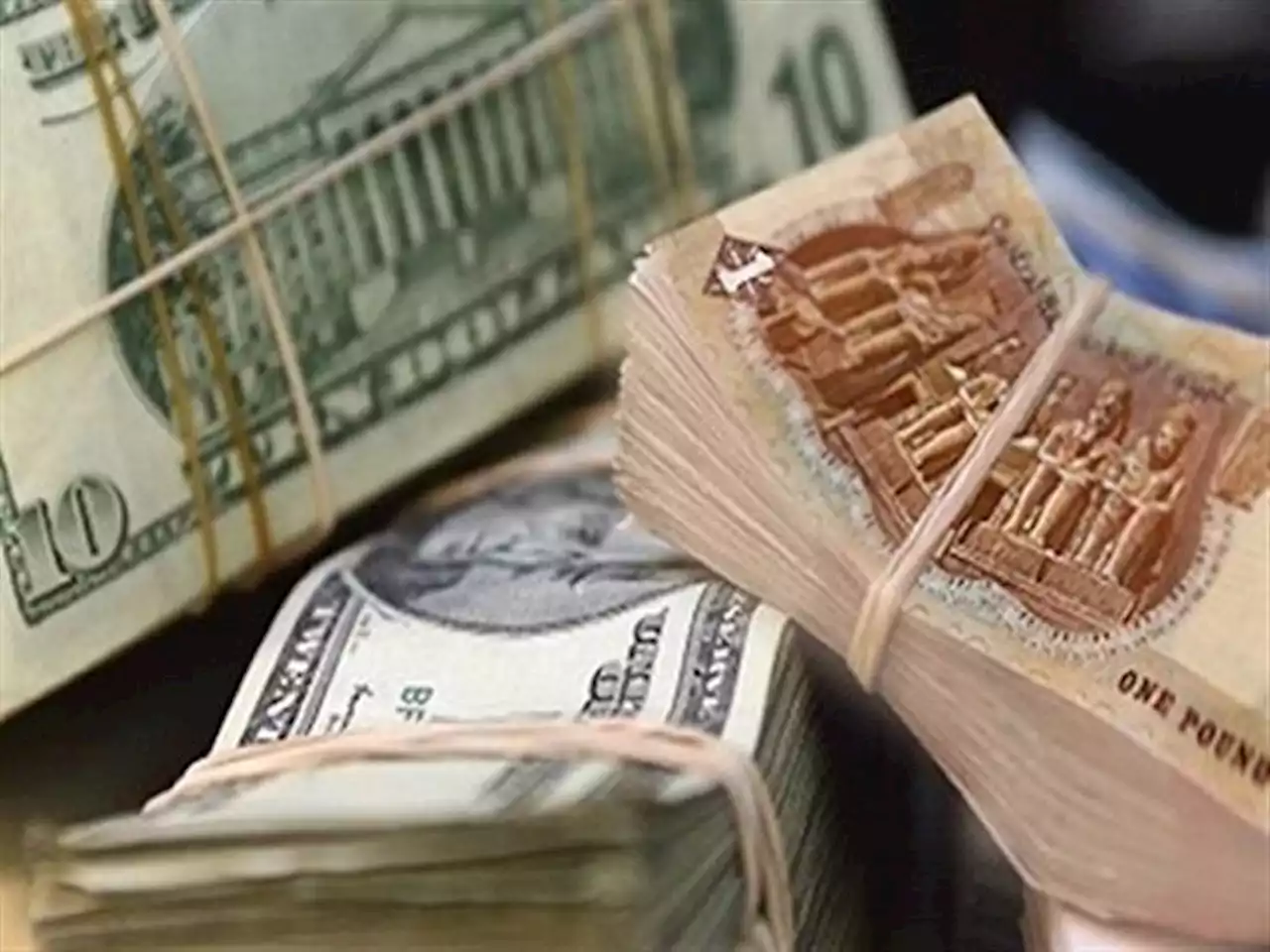 لماذا ينخفض سعر الدولار مقابل الجنيه رغم ارتفاعه عالميا؟